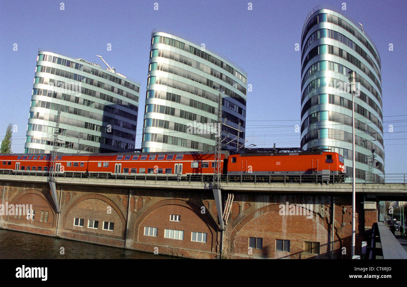 Berlino, Cityscape - Buerokomplex a Michaelbruecke Foto Stock