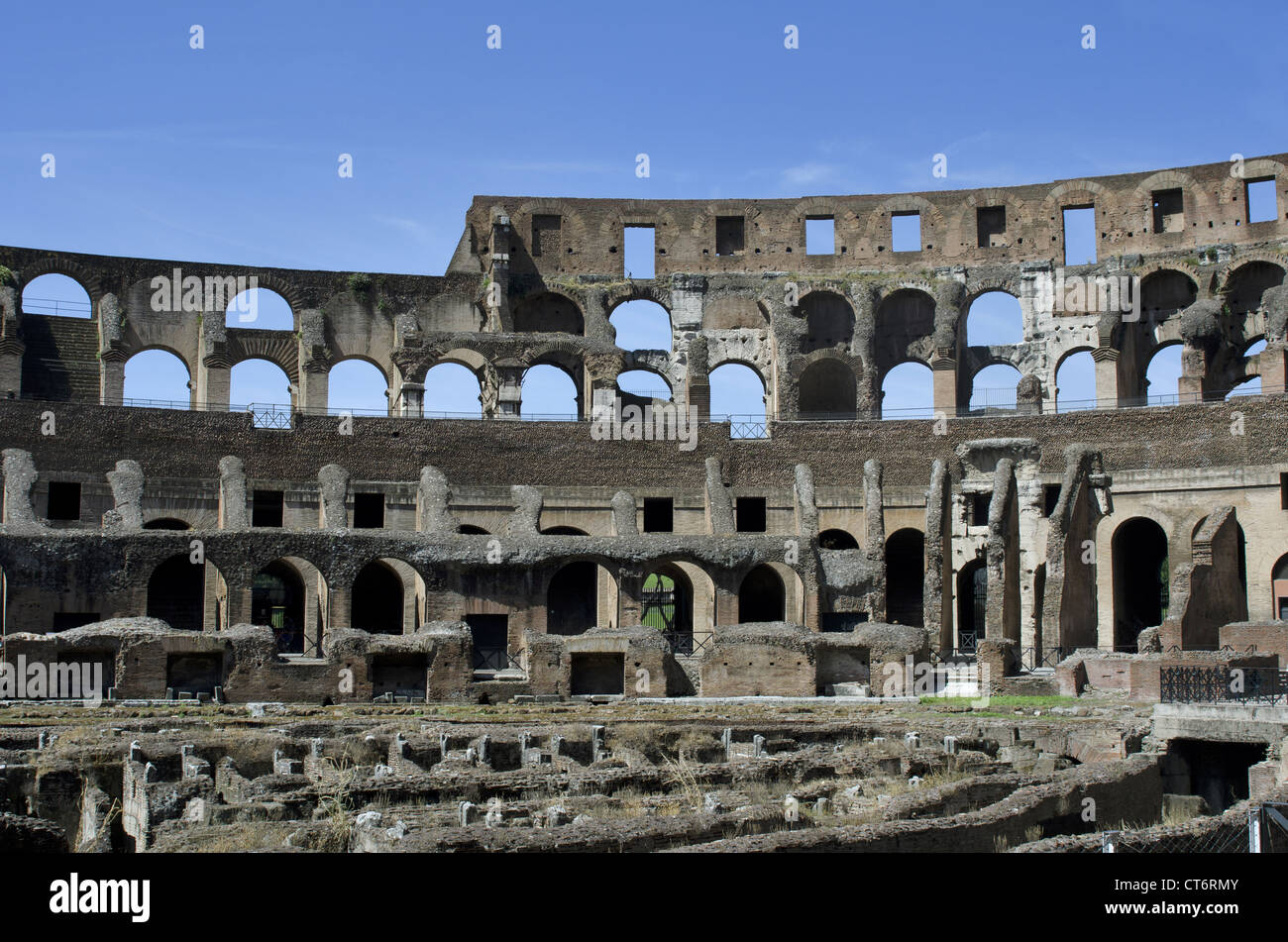 Inside The Colosseum Amphitheatre Ruins Immagini E Fotografie Stock Ad ...