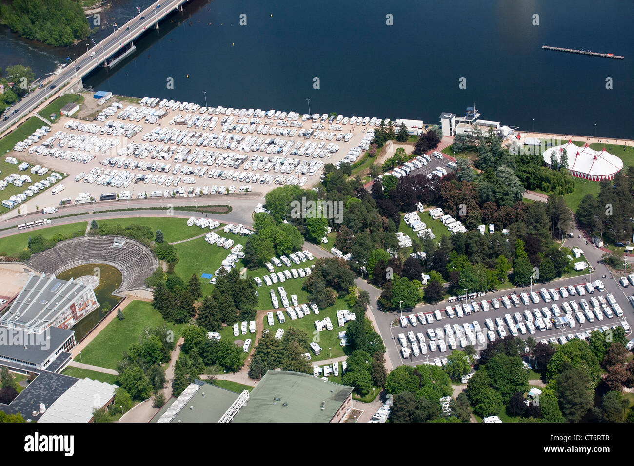 Una veduta aerea del Lago di Allier a Vichy (Allier - Auvergne - Francia), durante il 13 ° camper fiera europea. Foto Stock