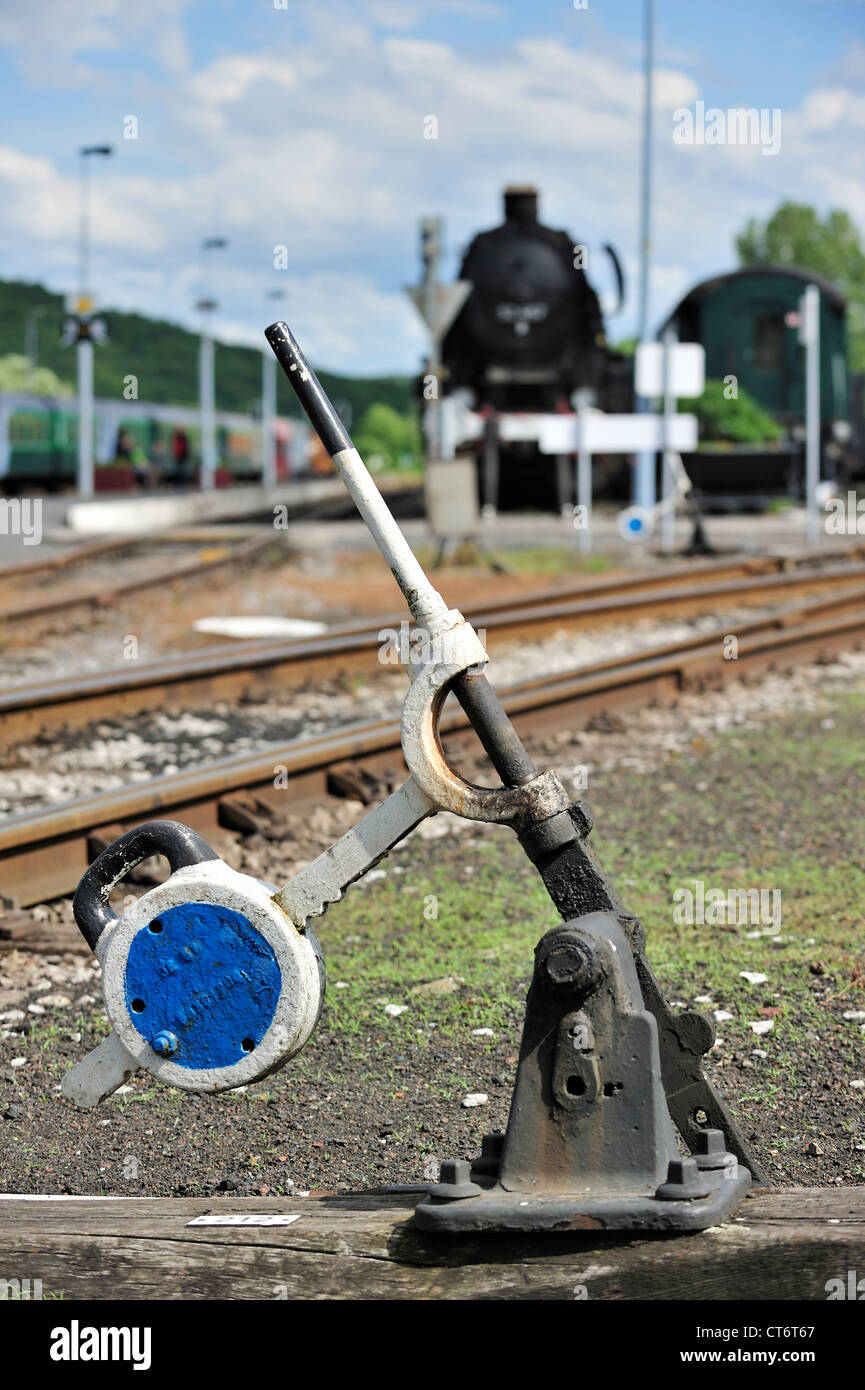 Treno a vapore e via leve dell'interruttore presso il deposito di Chemin de Fer à Vapeur des Trois Vallées a Mariembourg, in Belgio Foto Stock