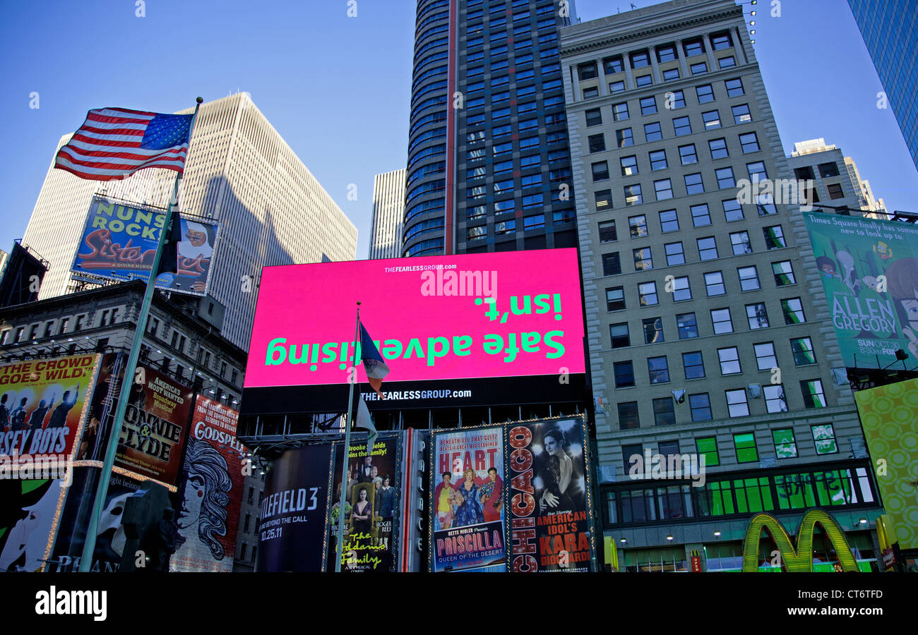 Stati Uniti d'America. New York. Manhattan. Time Square. Grattacieli. Insegne pubblicitarie. Foto Stock