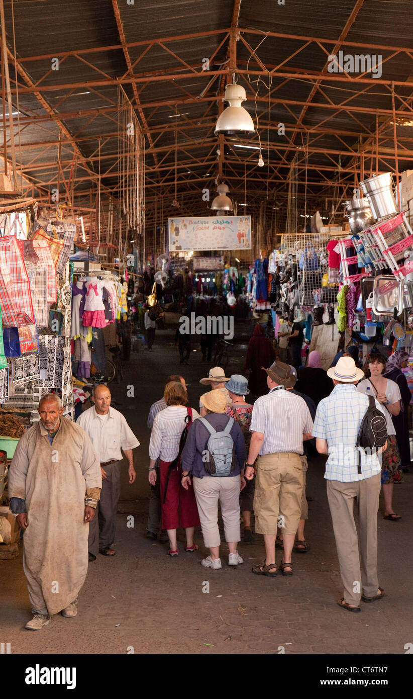 I turisti si mescolano con la gente del posto nel souk (mercati); taroudant Marocco Foto Stock