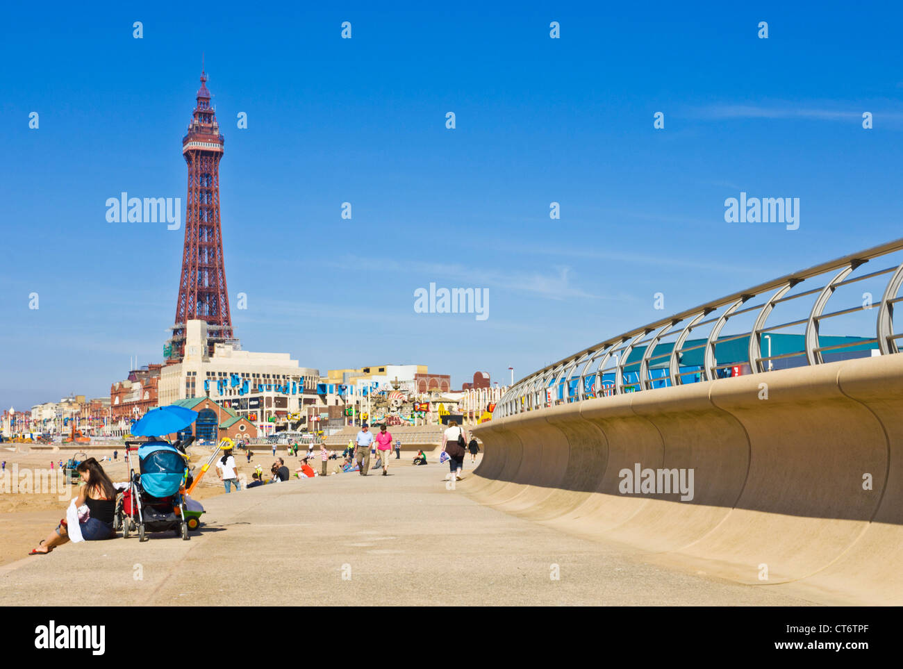 Dalla torre di Blackpool Beach e nuovo lungomare di Blackpool Lancashire Inghilterra GB UK Europa Foto Stock
