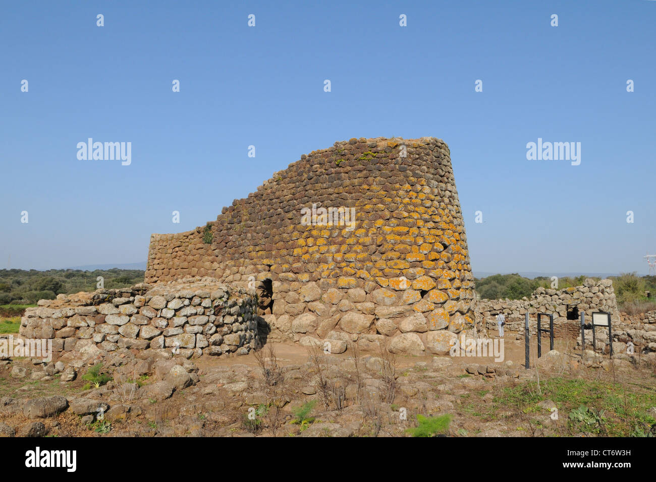 Una vista sul nuraghe Losa, Sardegna, Italia Foto Stock