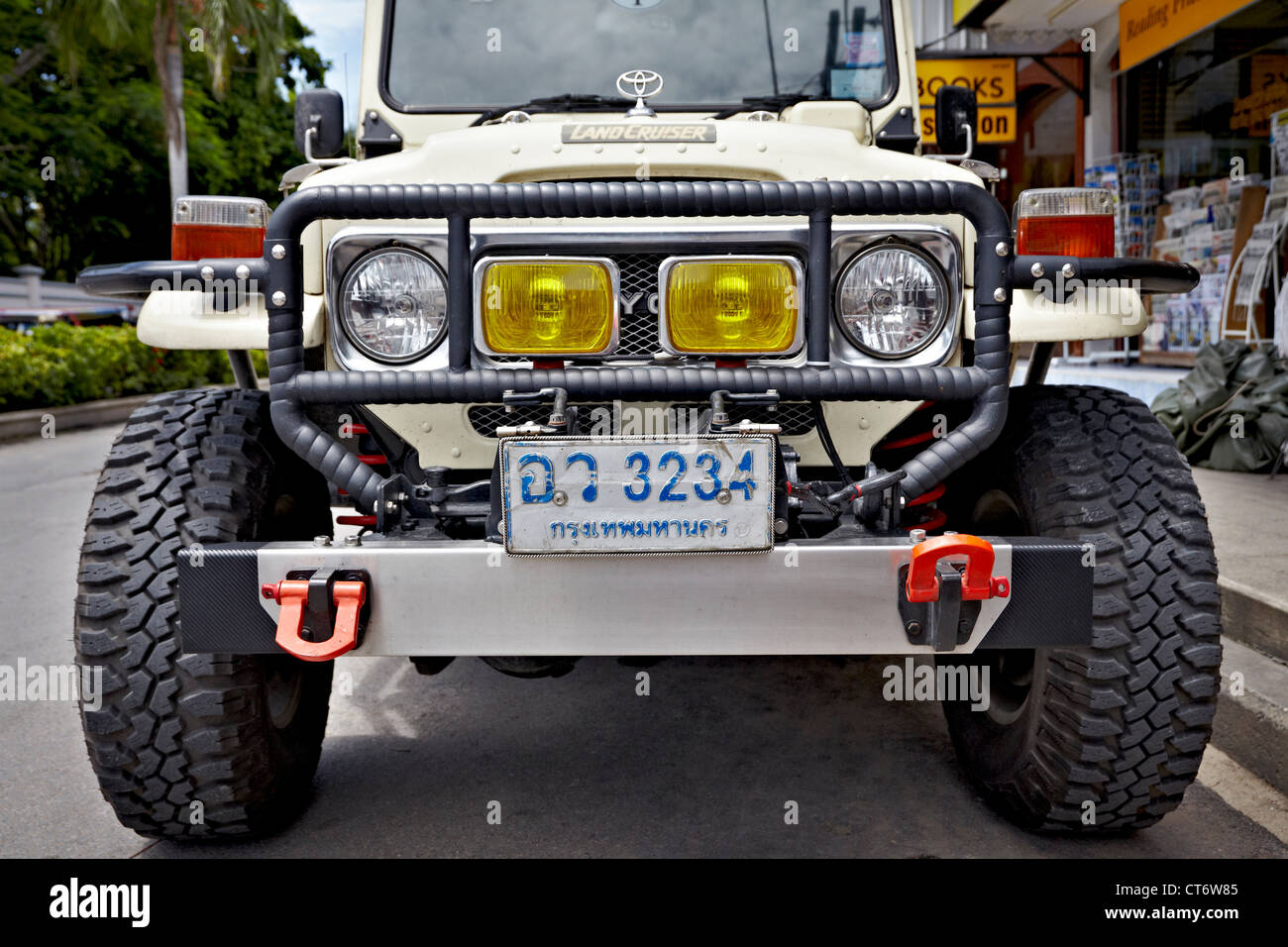 Toyota Land Cruiser. Griglia anteriore con barra di copertura e gruppo fari su un veicolo Toyota Land Cruiser completamente modificato. Thailandia Asia Foto Stock