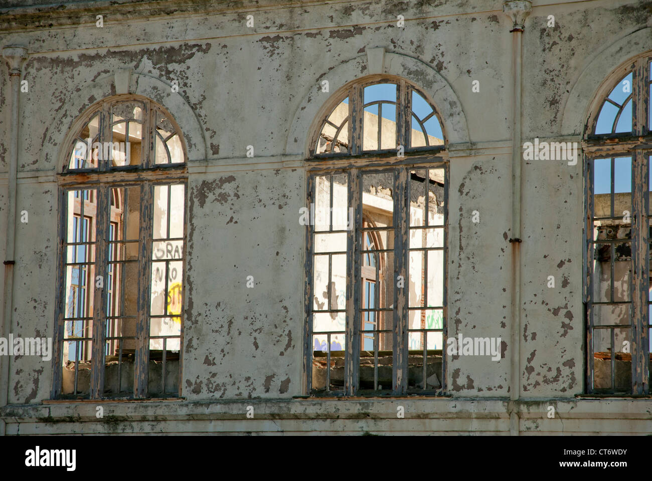 Isolati annuncio antico edificio decadente Foz do Douro oceano Atlantico costa, Porto, Portogallo Foto Stock