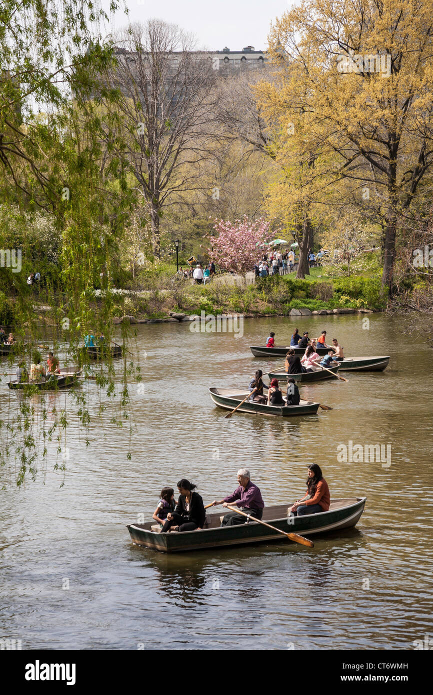 Riga barche sul lago, al Central Park di New York Foto Stock