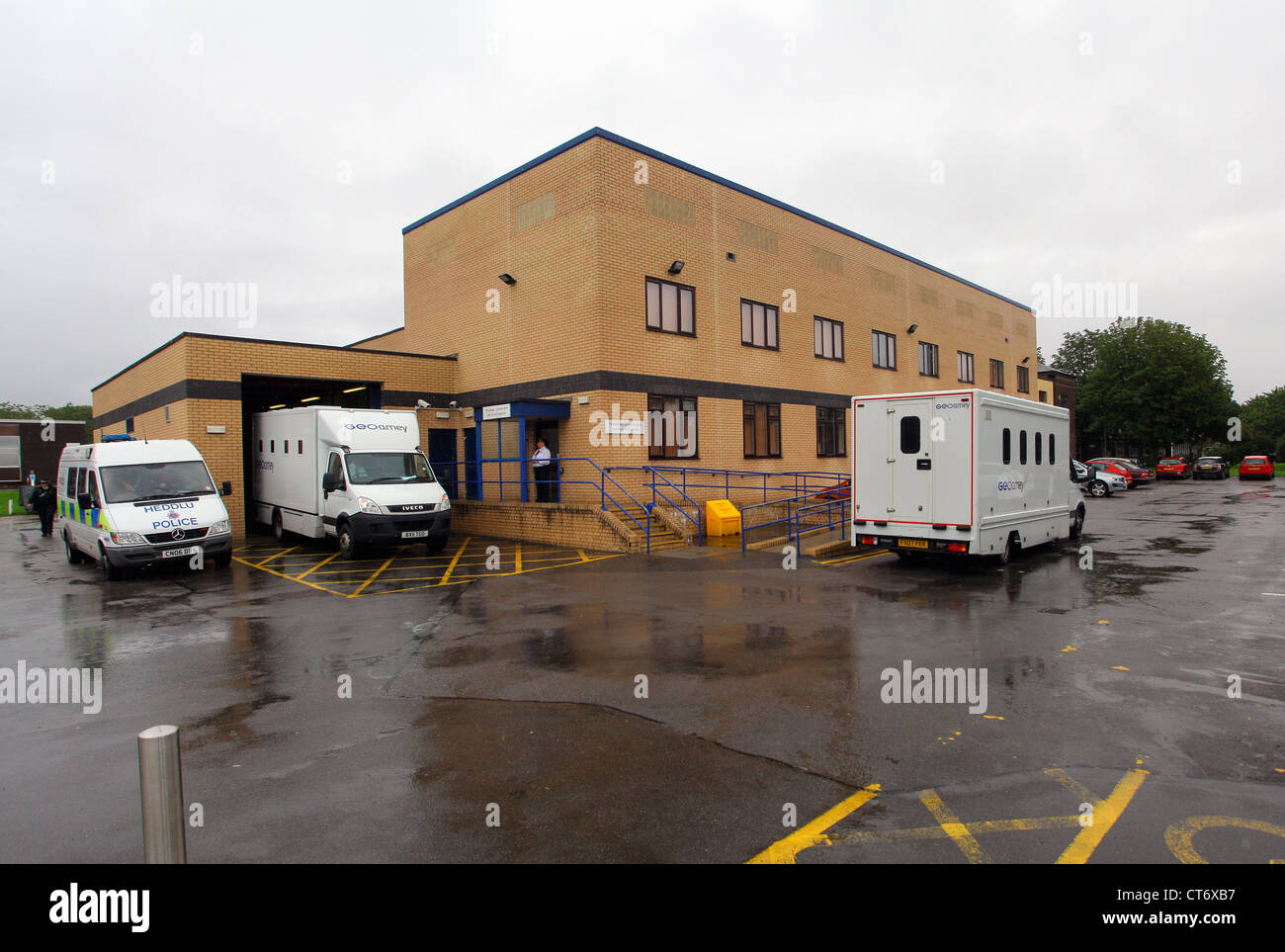 Due GeoAmey prigioniero furgoni di trasferimento e una polizia vanBridgend Tribunali, Pretura, Galles del Sud Foto Stock