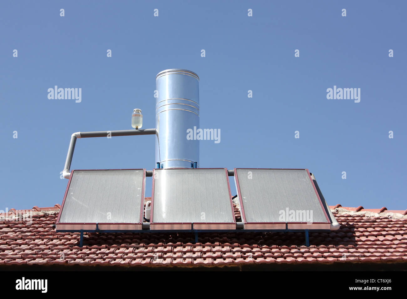 Riscaldamento di acqua solare pannello su un tetto di casa Foto Stock