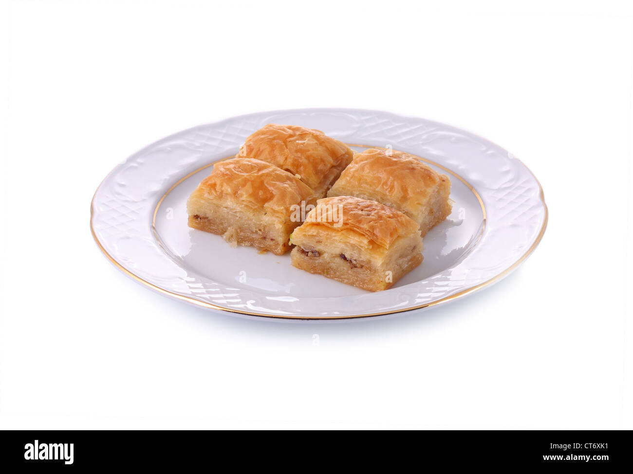 Bagno turco tradizionale Baklava dessert servito in porcellana piatto isolato su bianco con percorso di clipping. Foto Stock