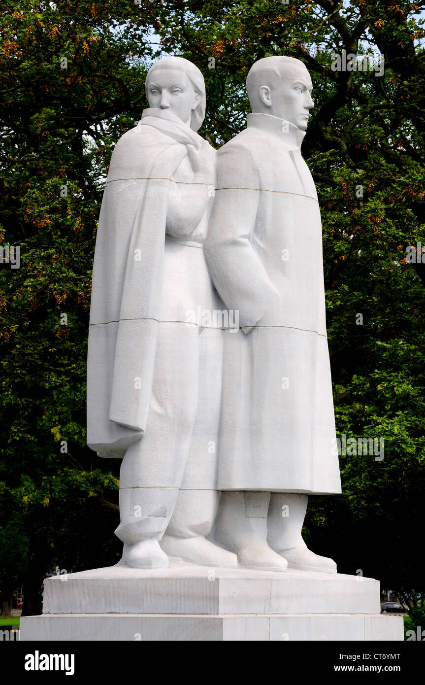Liegi, Belgio. Monumento Nazionale a la resistenza in Parc d'Avroy. Le figure che rappresentano la resistenza intellettuale Foto Stock