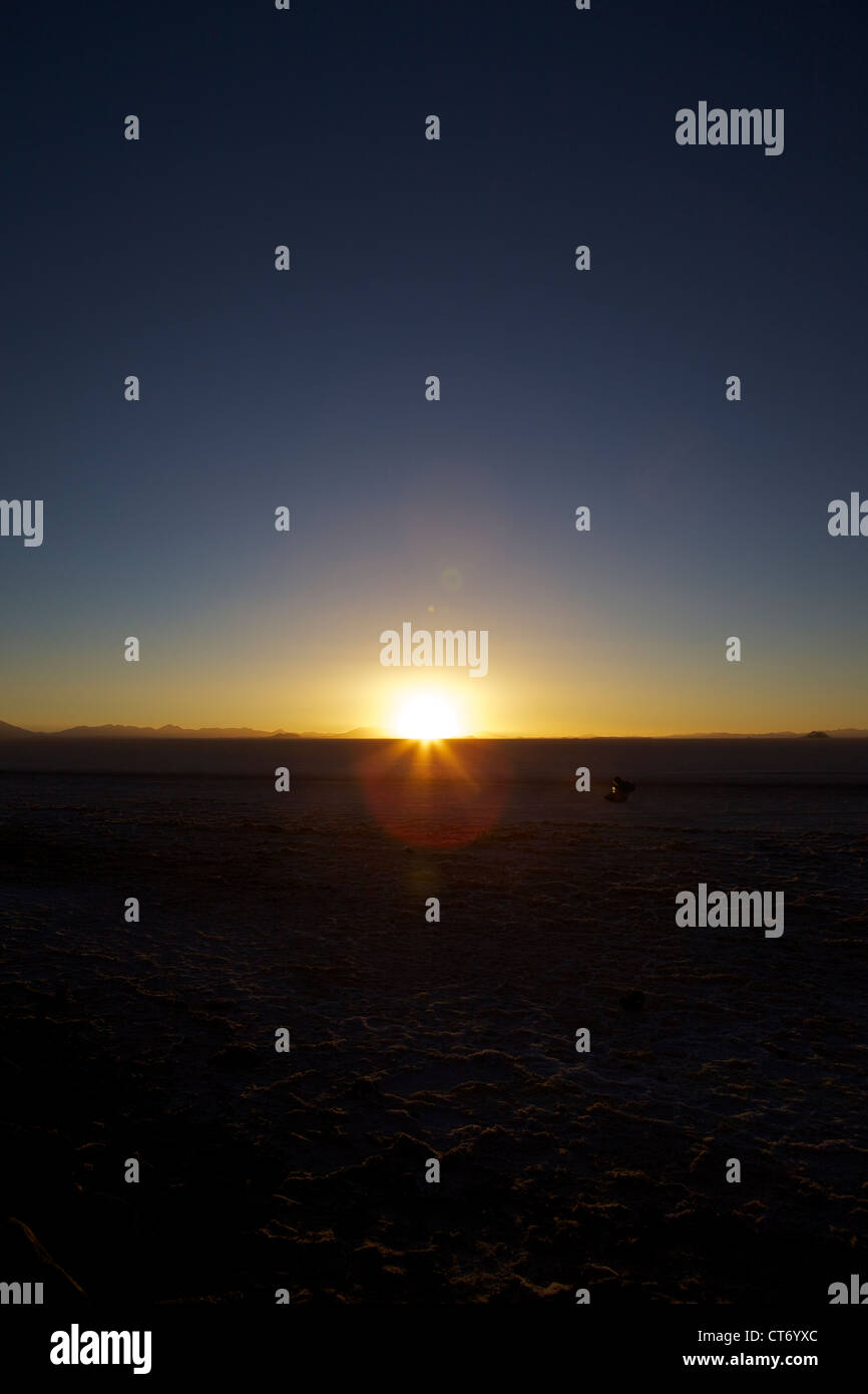 Il tramonto del Salar de Uyuni sale un piatto nella zona sud ovest di altipiani della Bolivia, Sud America Foto Stock