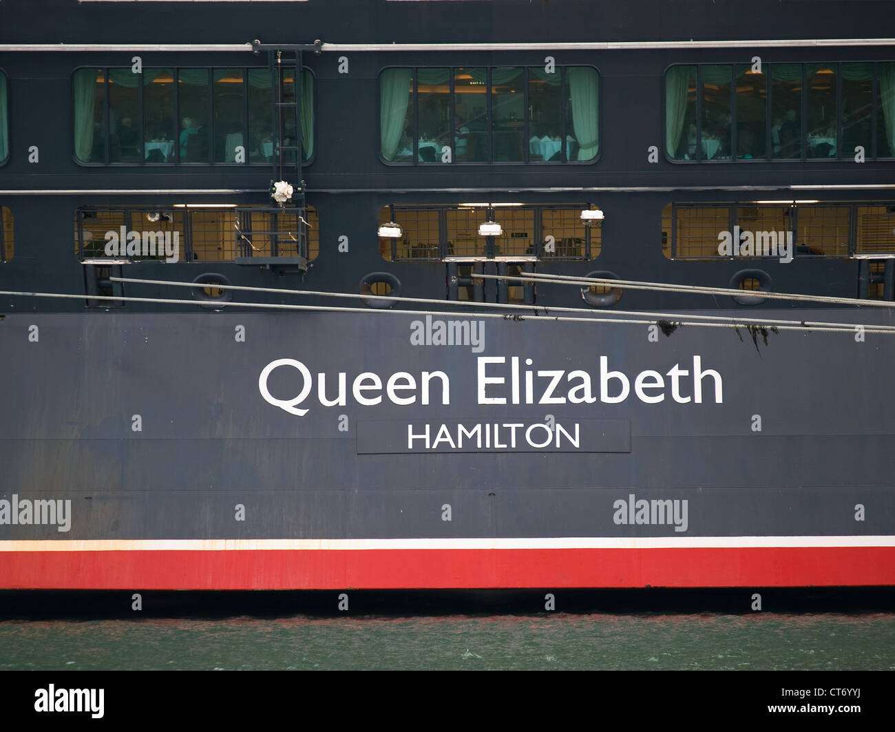 Stern di Cunard la nave da crociera Queen Elizabeth ormeggiato a Southampton England Regno Unito mostra porto di registrazione come Hamilton Foto Stock