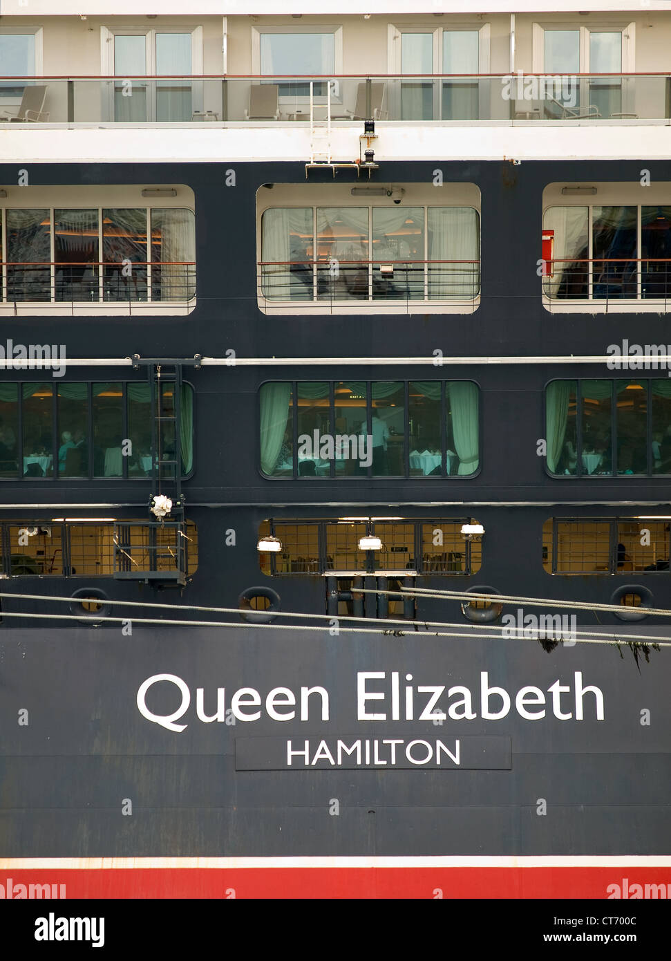 Stern di Cunard la nave da crociera Queen Elizabeth ormeggiato a Southampton England Regno Unito mostra porto di registrazione come Hamilton Foto Stock