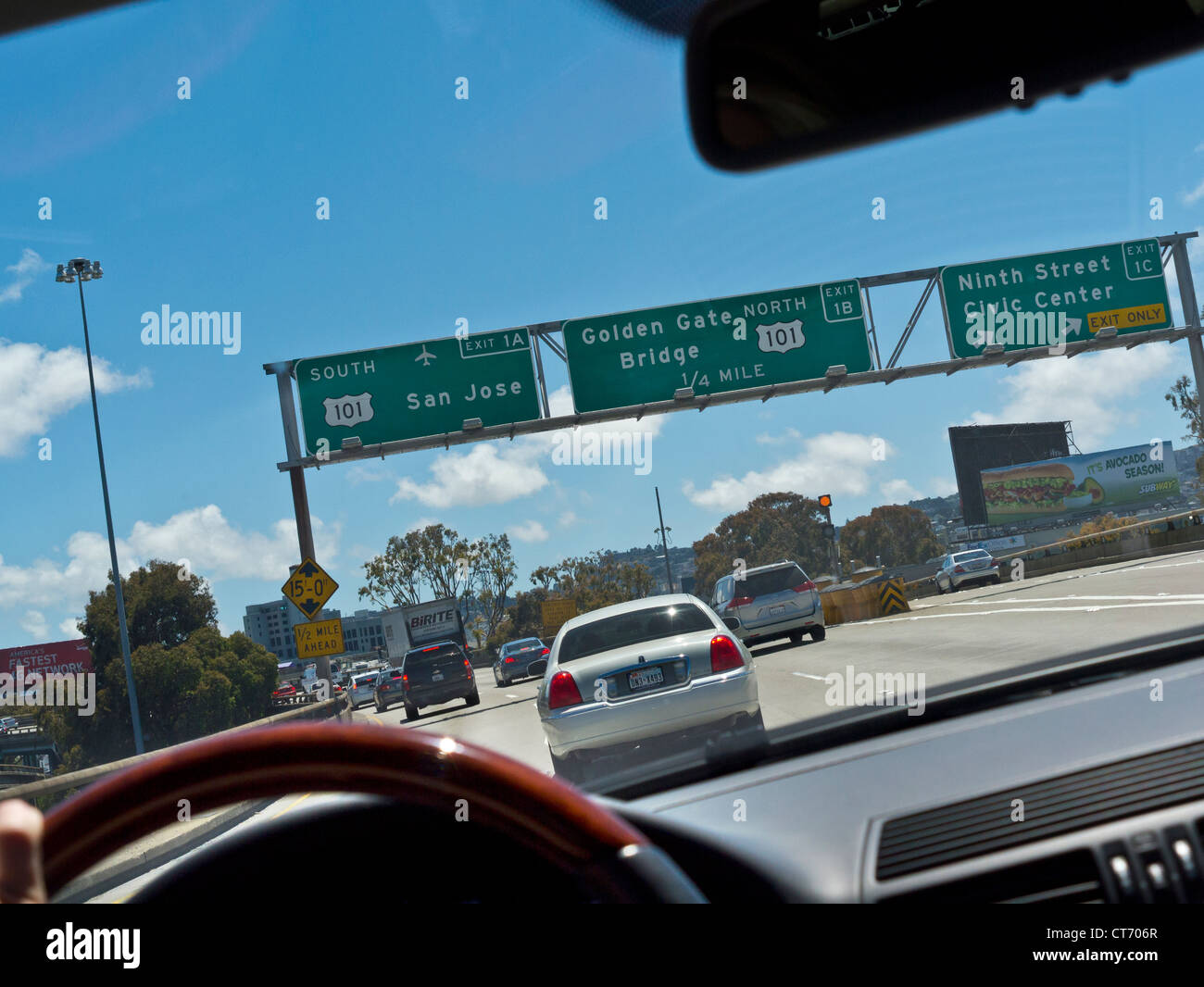 Autostrada 101 cartello stradale Golden Gate Bridge di San Francisco limousine dall'interno auto viewpoint San Francisco California USA Foto Stock