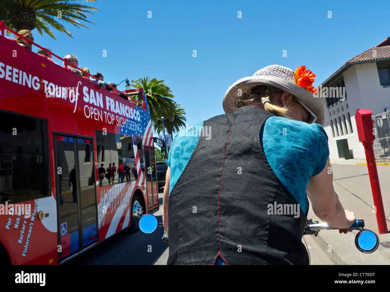 San Francisco ciclo taxi dal punto di vista del passeggero con il tour bus passando, sulla soleggiata Embarcadero San Francisco California USA Foto Stock