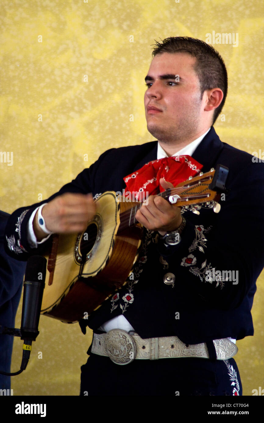 University of Texas Pan American (UTPA) Mariachi Aztlán musicista esegue al 2012 Smithsonian Folklife Festival. Foto Stock