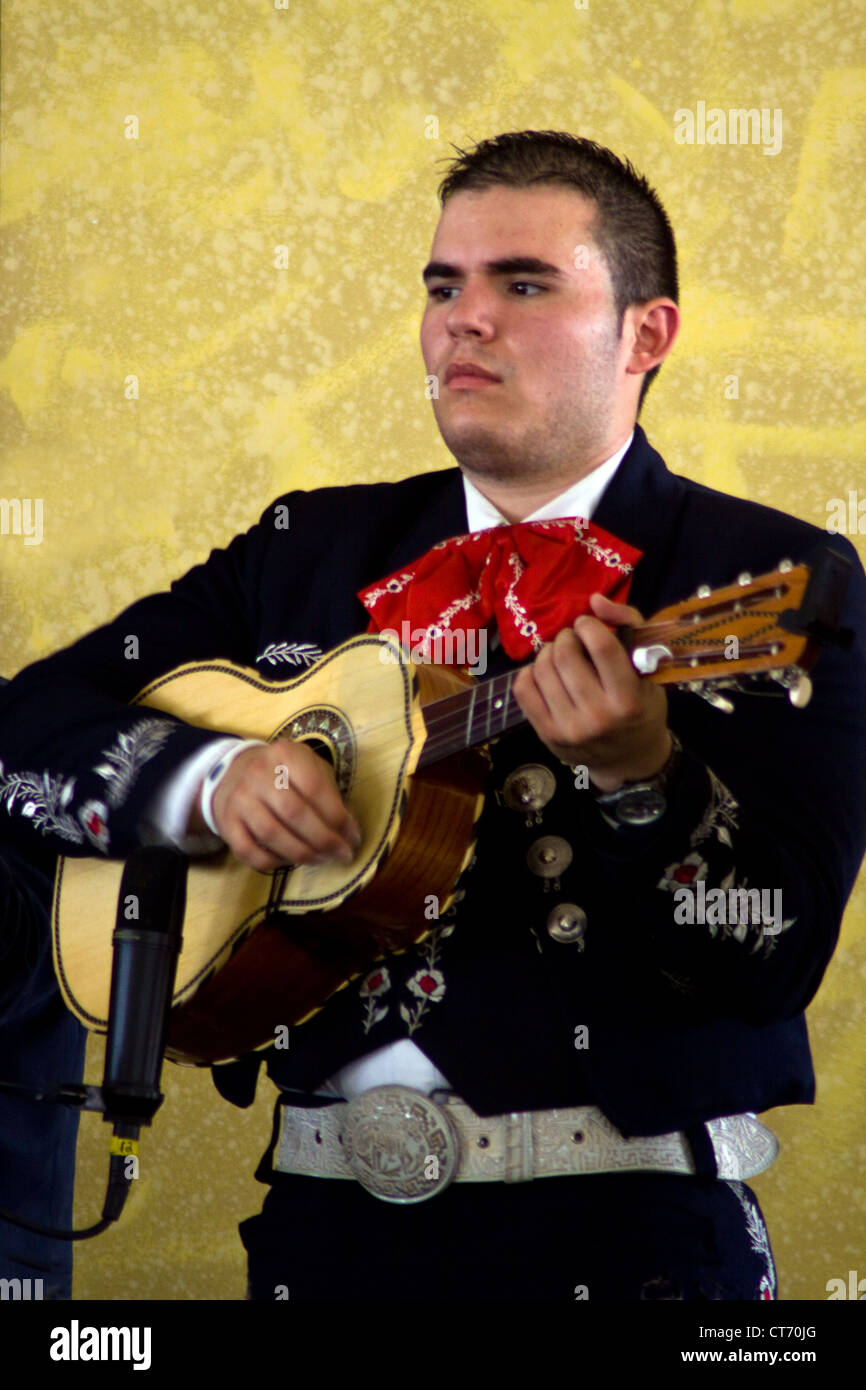 University of Texas Pan American (UTPA) Mariachi Aztlán musicista esegue al 2012 Smithsonian Folklife Festival. Foto Stock
