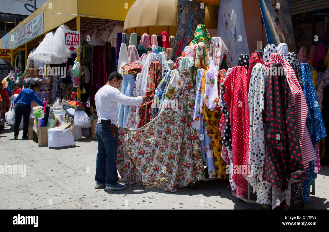 Los Angeles, California - abbigliamento e tessuti per la vendita sul  marciapiede fuori dai negozi nel quartiere della moda Foto stock - Alamy