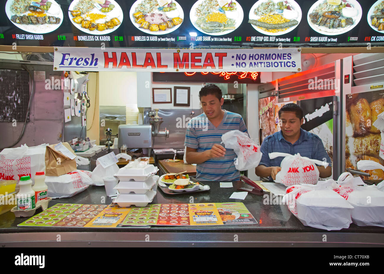 Los Angeles, California - i lavoratori preparare take-out pasti presso un cibo stand che vende carne halal in Los Angeles' fashion district. Foto Stock