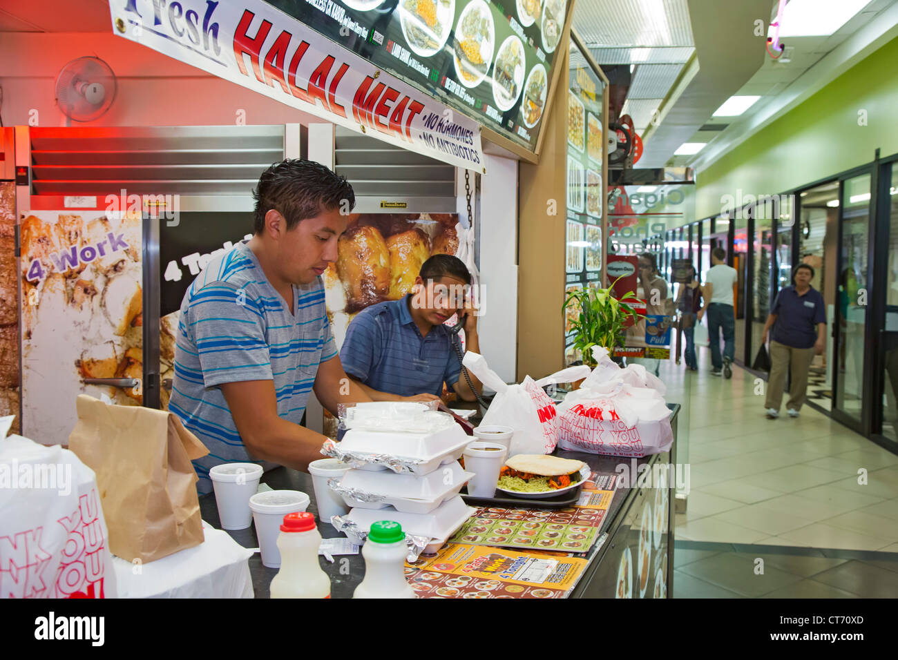 Los Angeles, California - i lavoratori preparare take-out pasti presso un cibo stand che vende carne halal in Los Angeles' fashion district. Foto Stock