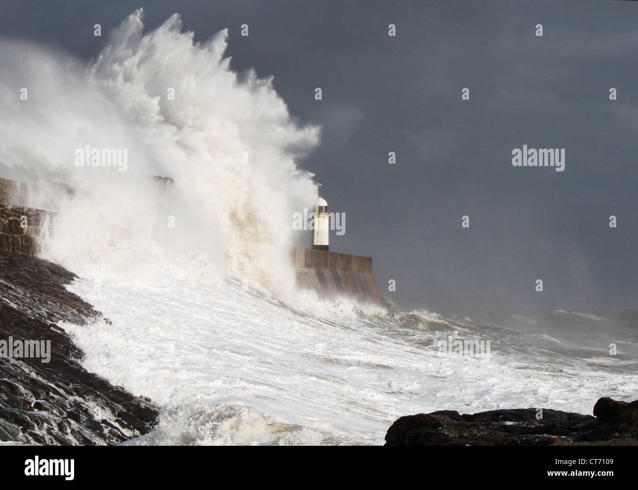 Uragano Katia hits Wales UK costa onde massiccia Foto Stock