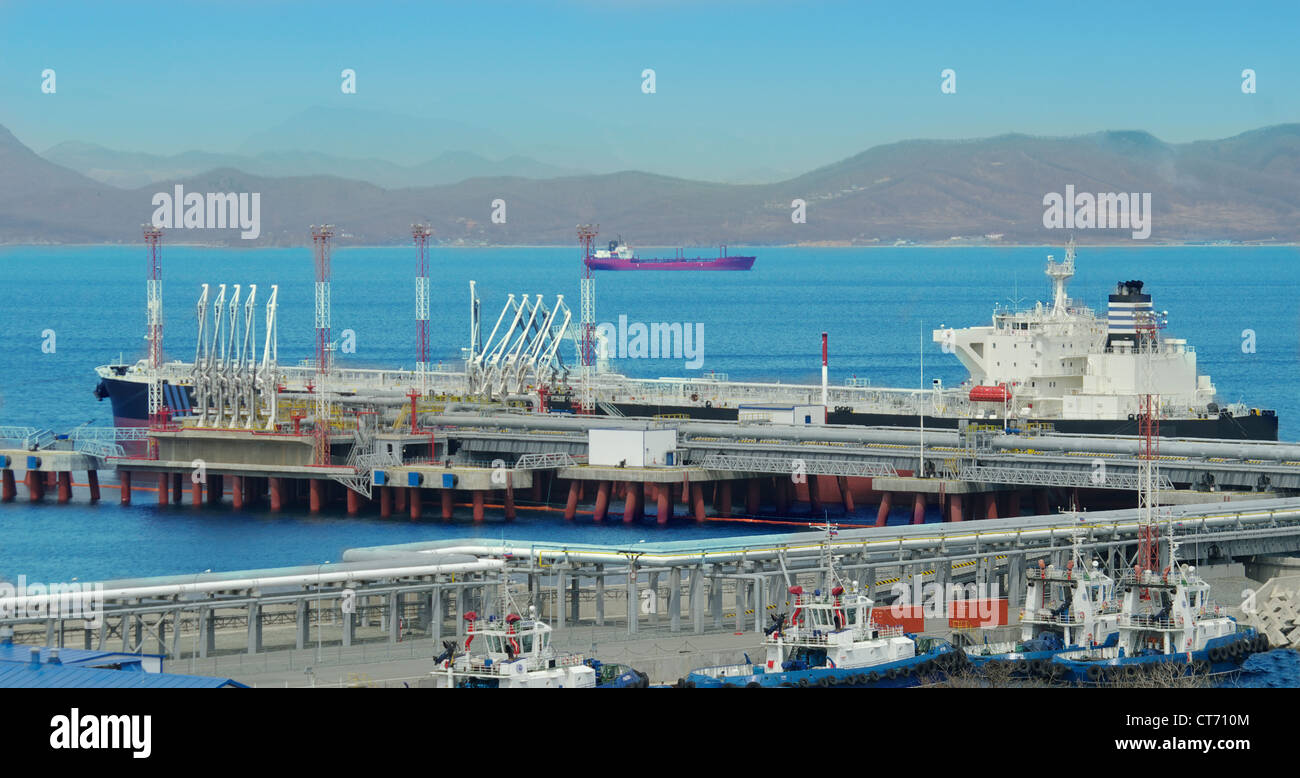 Tanker in porto. Petroliera in proccess di carico nel porto Nakhodka Russia Foto Stock