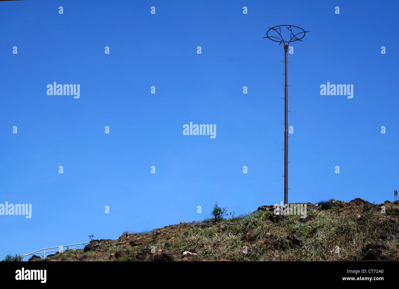 Un alto posto sulla cima di una collina osservata contro ricco blu cielo Foto Stock