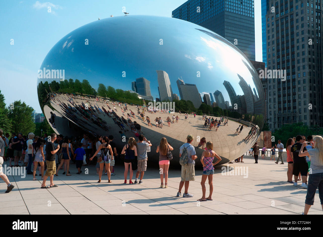 Turisti in giro per la Cloud Gate, scultura, il Millennium Park, Chicago, Illinois Foto Stock