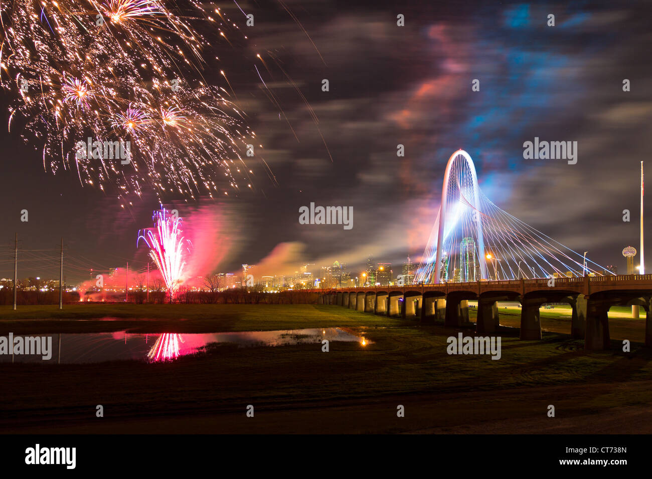 Celebrazione di apertura e fuochi d'artificio per il nuovo (2012) Calatrava progettato Margaret Hunt Hill bridge con Dallas skyline di notte. Foto Stock