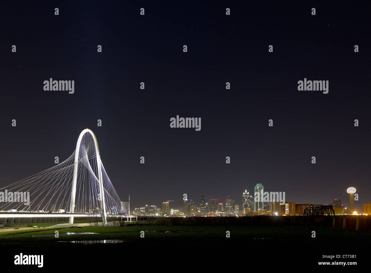 Celebrazione di apertura della nuova (2012) Margaret Hunt Hill bridge, progettato da Santiago Calatrava, con Dallas skyline di notte. Foto Stock