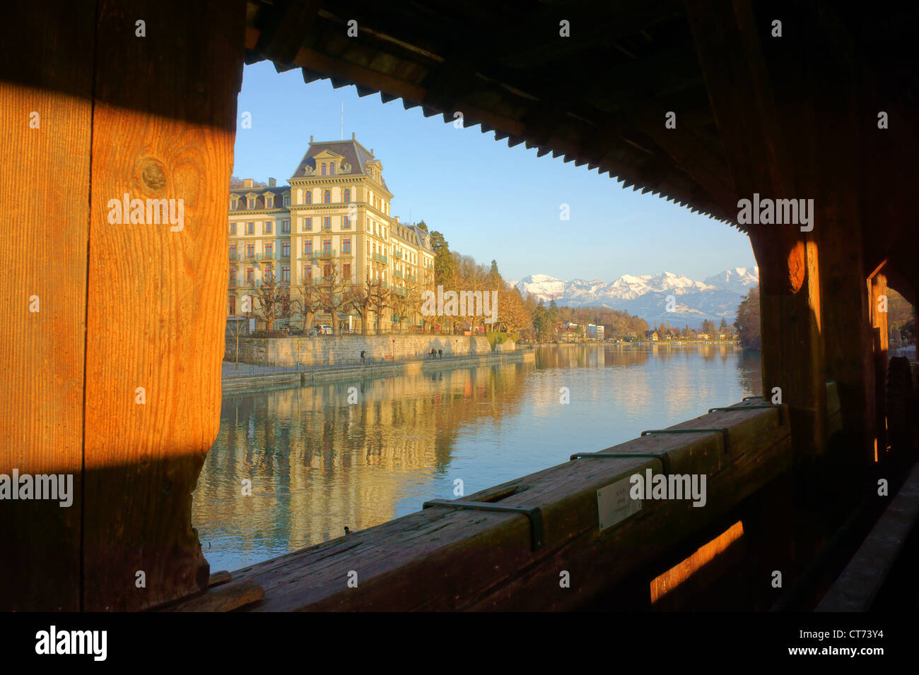 Alpi bernesi visto dal vecchio ponte coperto in legno sul fiume Aare, Thun, Svizzera Foto Stock