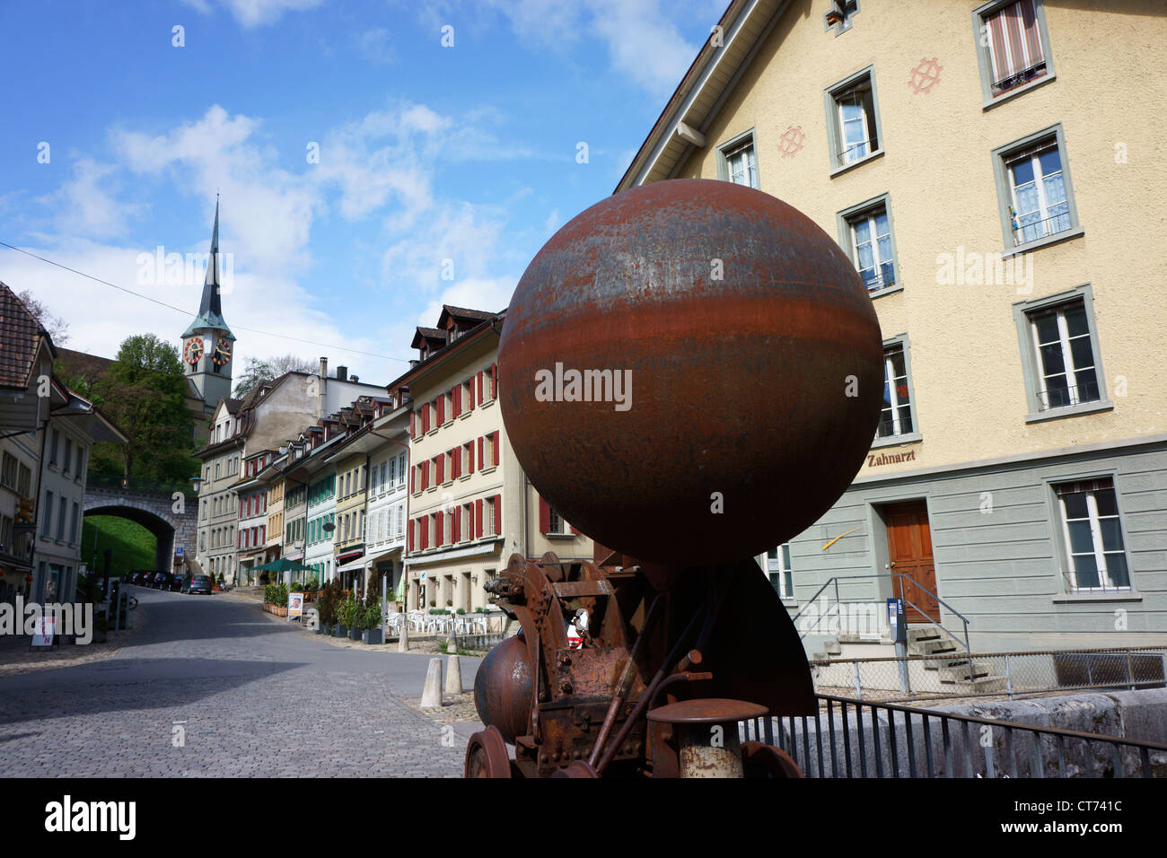 Città Brugdorf con ferro scultura in old town site, Svizzera Foto Stock