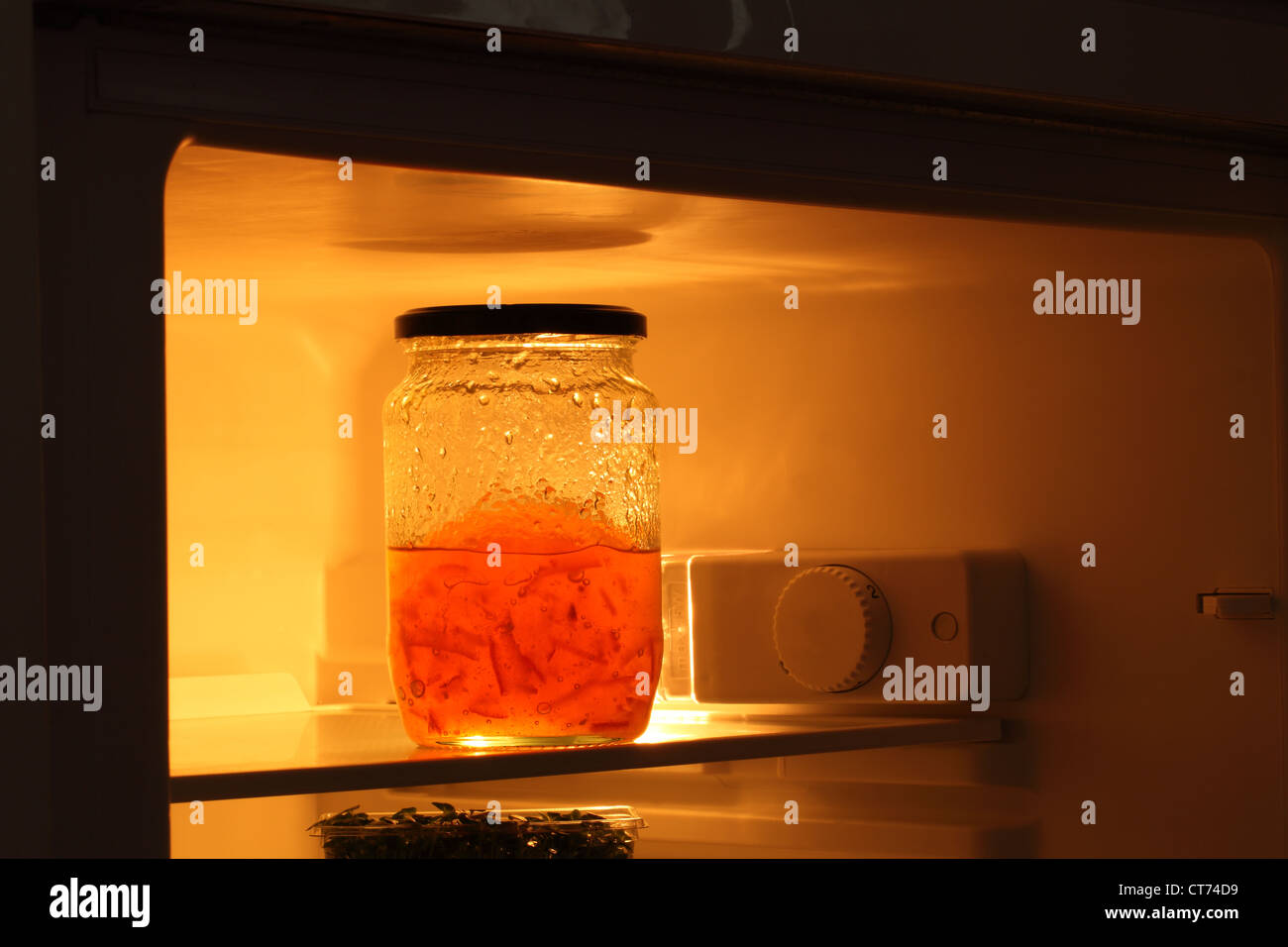 Un vasetto di marmellata di arance che viene mantenuta in frigorifero per aiutare a preservare. Foto Stock