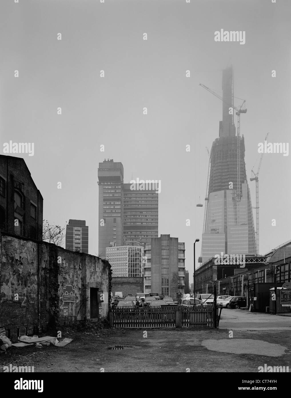 Shard, Londra, Regno Unito. Architetto: Renzo Piano Building Workshop, 2012. Visualizzare durante la nebbia, con i superiori della co Foto Stock