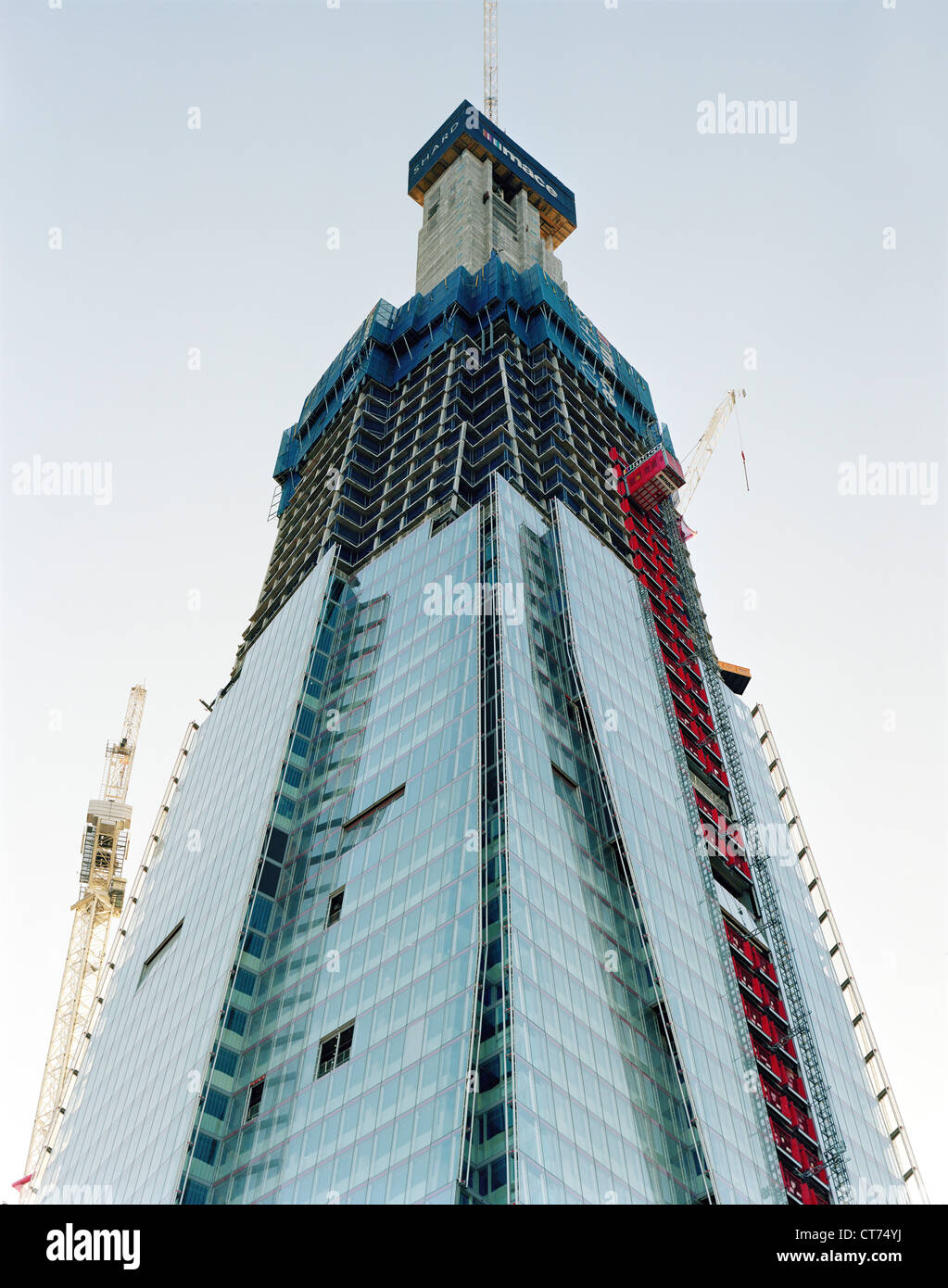 Shard, Londra, Regno Unito. Architetto: Renzo Piano Building Workshop, 2012. Vista verso l'alto dalla base della torre, dando un Foto Stock