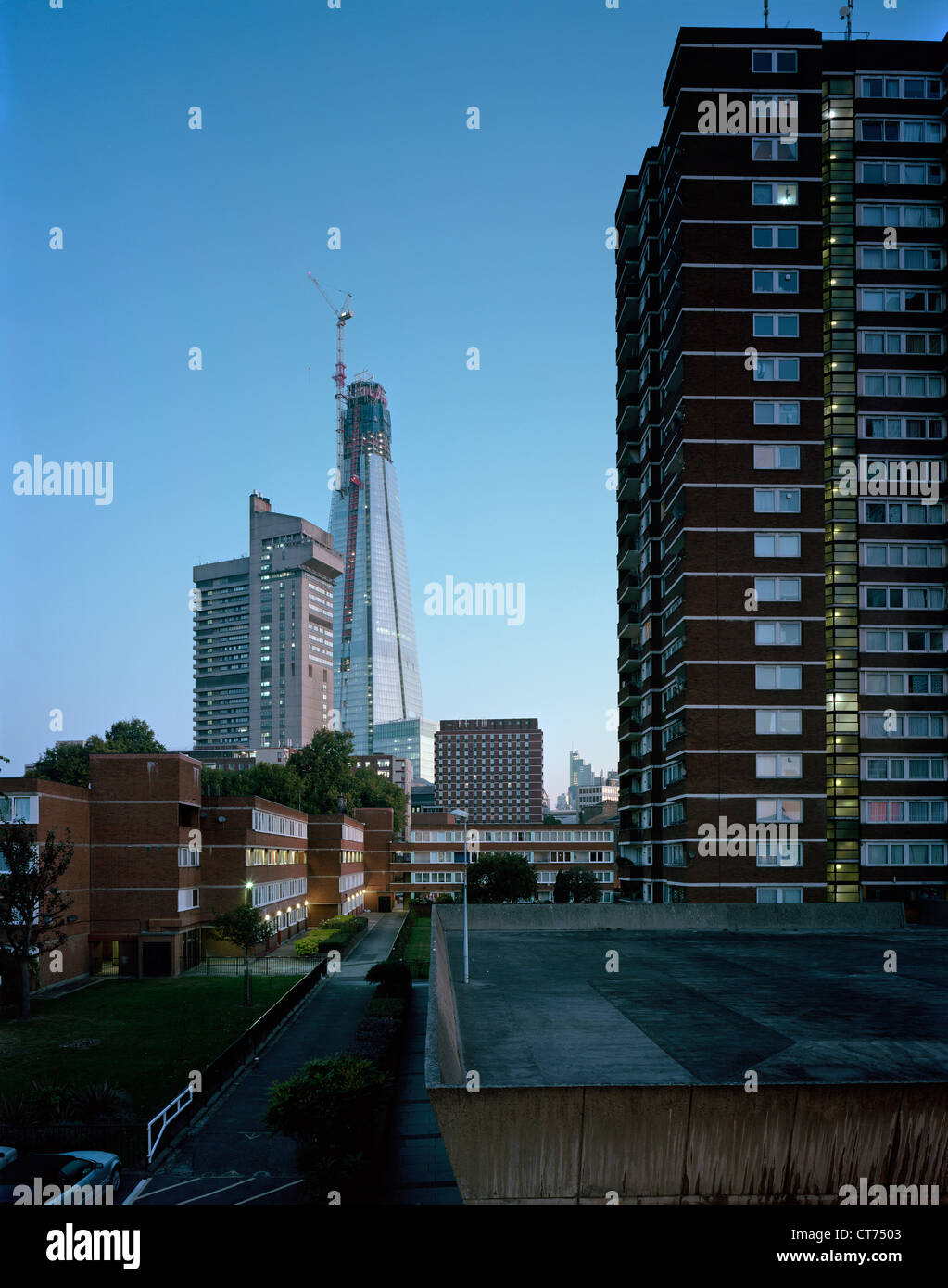 Shard, Londra, Regno Unito. Architetto: Renzo Piano Building Workshop, 2012. Alba vista dal mattone-di fronte Brutalist estate su Du Foto Stock