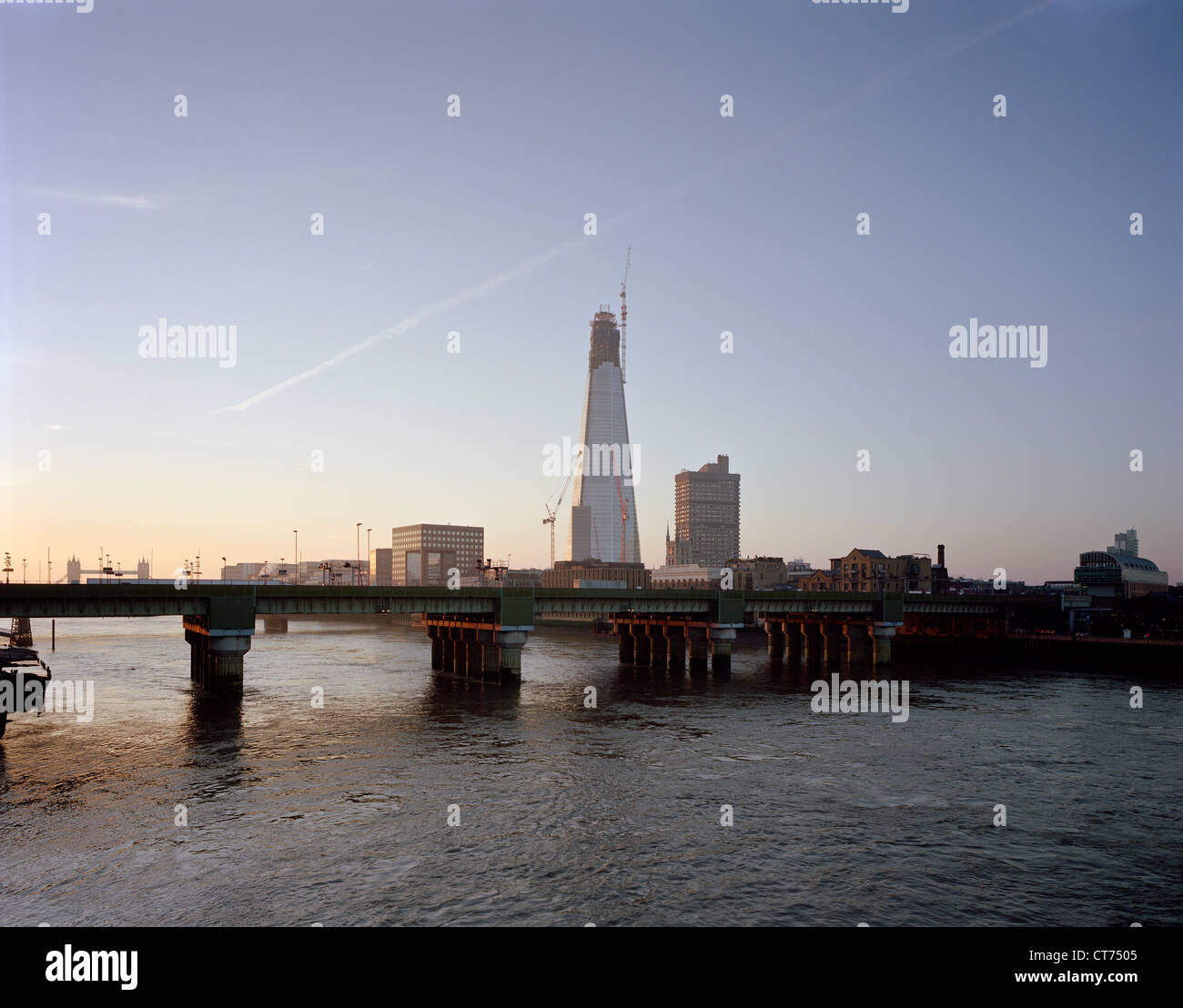 Shard, Londra, Regno Unito. Architetto: Renzo Piano Building Workshop, 2012. Alba vista dal ponte di Southwark, cattura momenta Foto Stock