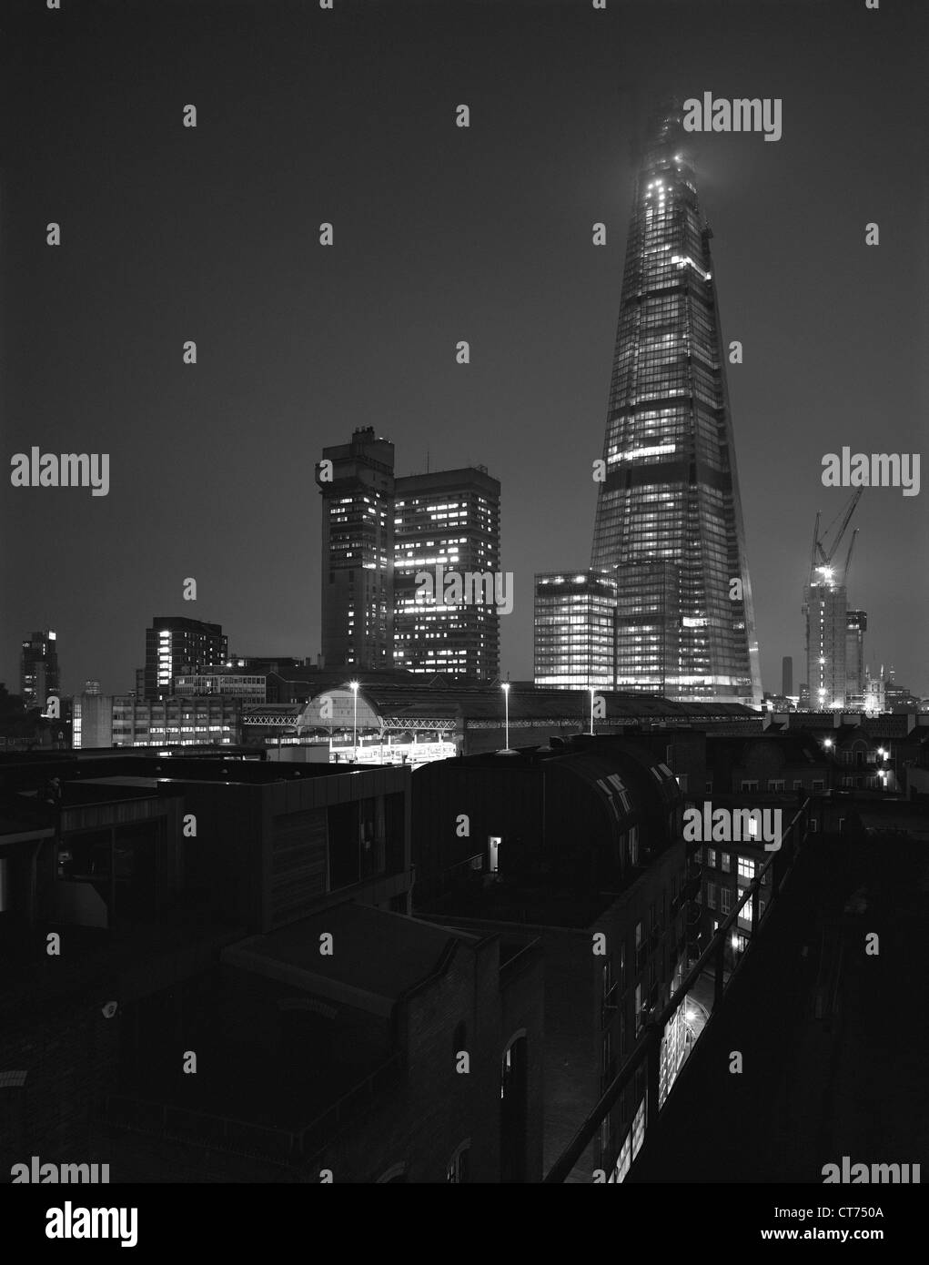 Shard, Londra, Regno Unito. Architetto: Renzo Piano Building Workshop, 2012. Vista notturna nella nebbia d'autunno. Foto Stock