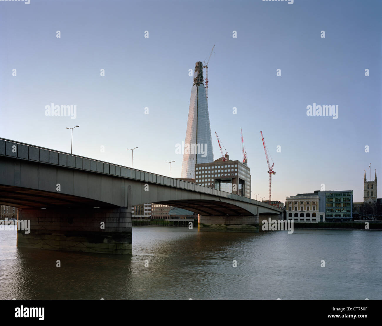 Shard, Londra, Regno Unito. Architetto: Renzo Piano Building Workshop, 2012. Alba vista dal lato ovest del London Bridge, con R Foto Stock