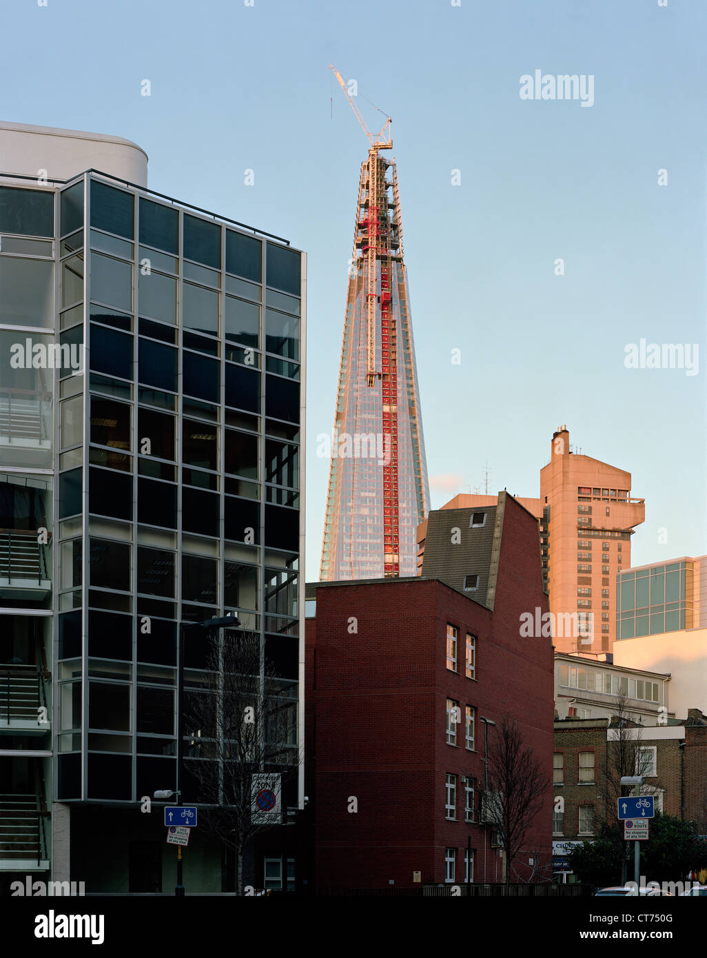 Shard, Londra, Regno Unito. Architetto: Renzo Piano Building Workshop, 2012. Tramonto in inverno con toni caldi. Vista dal grande fare Foto Stock