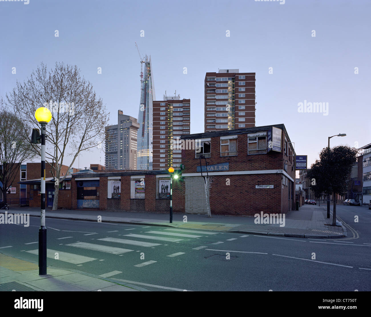Shard, Londra, Regno Unito. Architetto: Renzo Piano Building Workshop, 2012. Alba vista da Long Lane che mostra il contesto urbano. Foto Stock