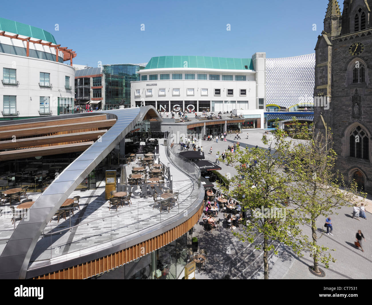 Spiceal Street, Bullring, Birmingham, Regno Unito. Architetto: Chapman Taylor, 2011. Spiceal Street, con St Martin's chiesa o Foto Stock