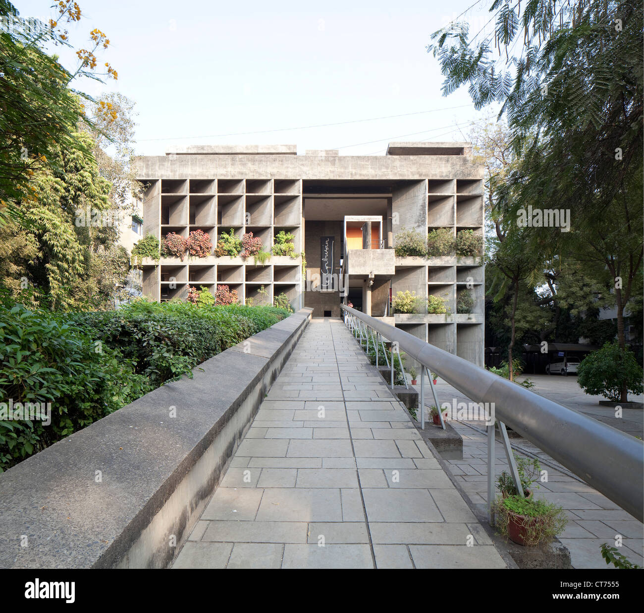 Proprietari del mulino Associazione Edificio, Ahmedabad, India. Architetto: Le Corbusier, 1954. Vista centrata della elevazione frontale cercando u Foto Stock