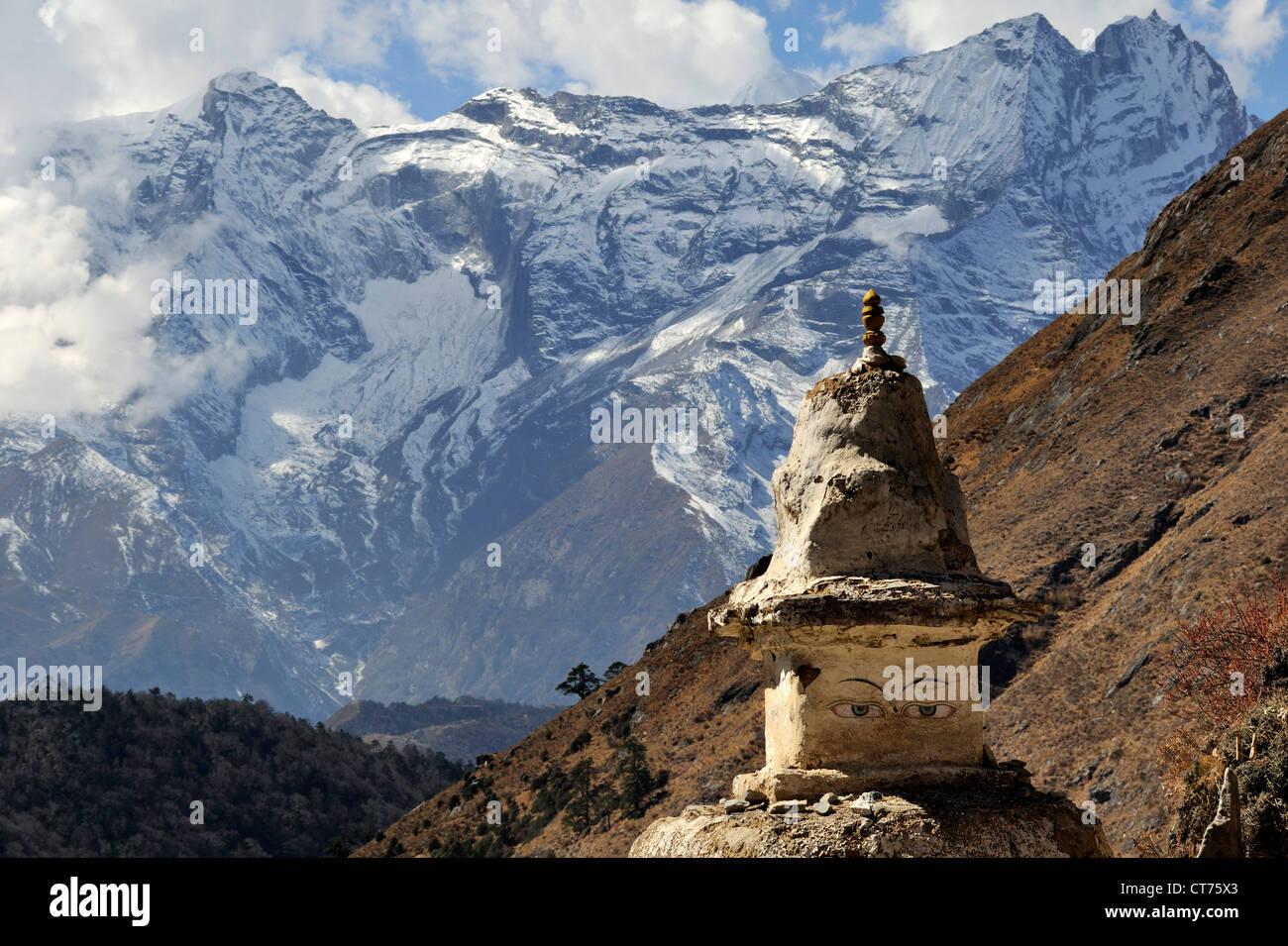 Stupa buddisti con Kongde Rimountain in background Foto Stock