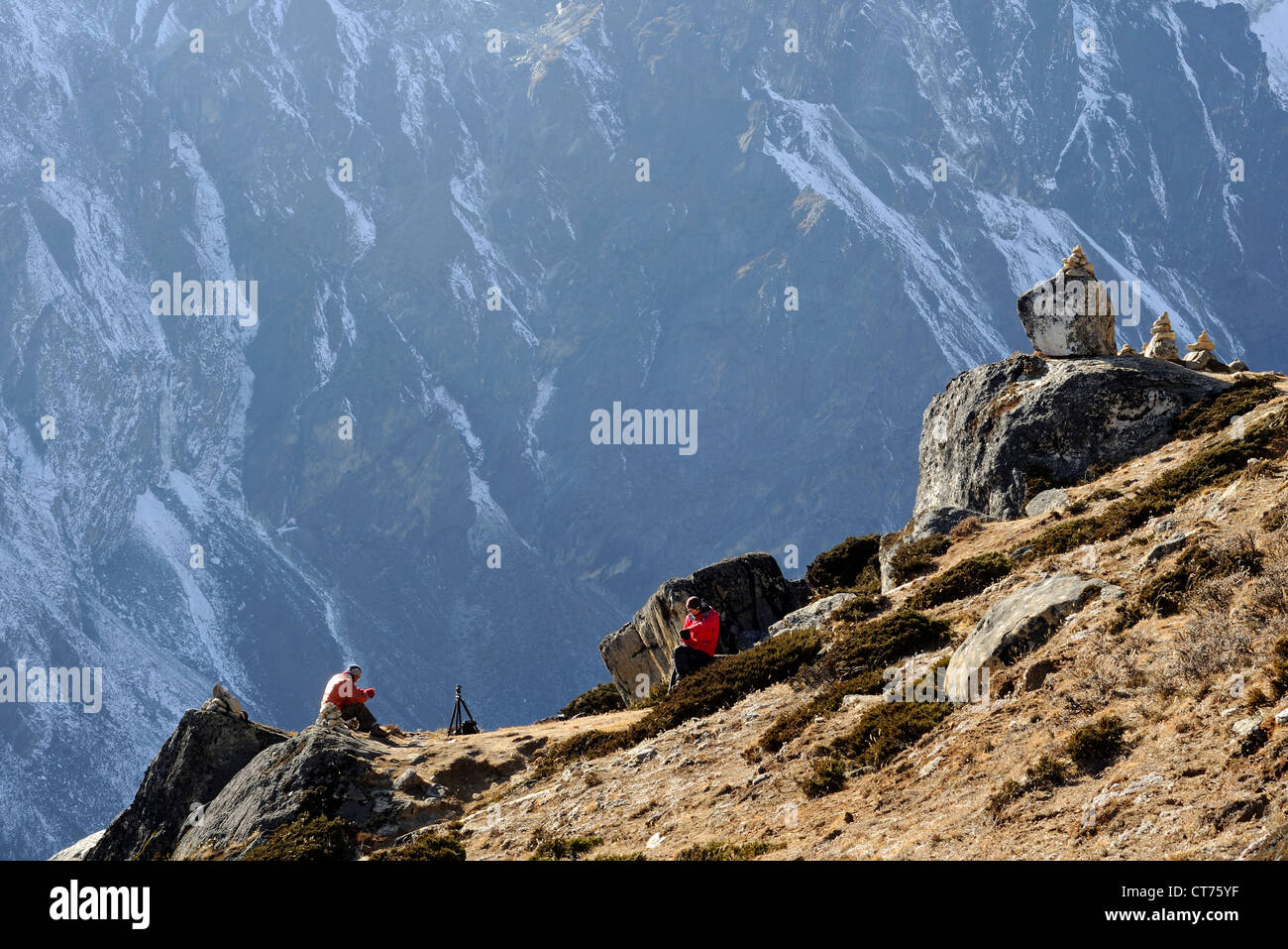 Due escursionisti in appoggio sulla montagna in Nepal Foto Stock