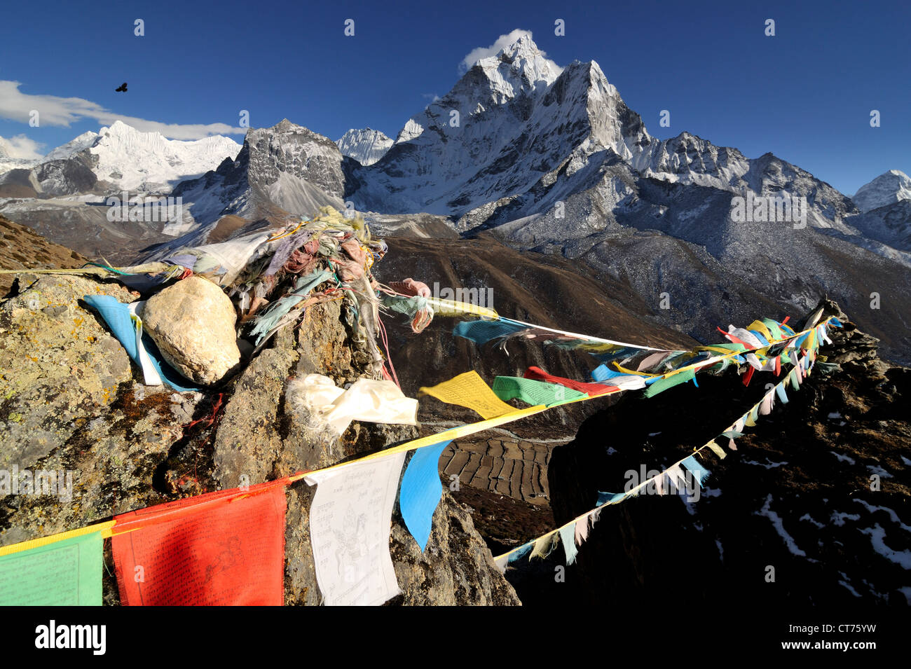 La preghiera buddista bandiere delle montagne del Nepal Foto Stock