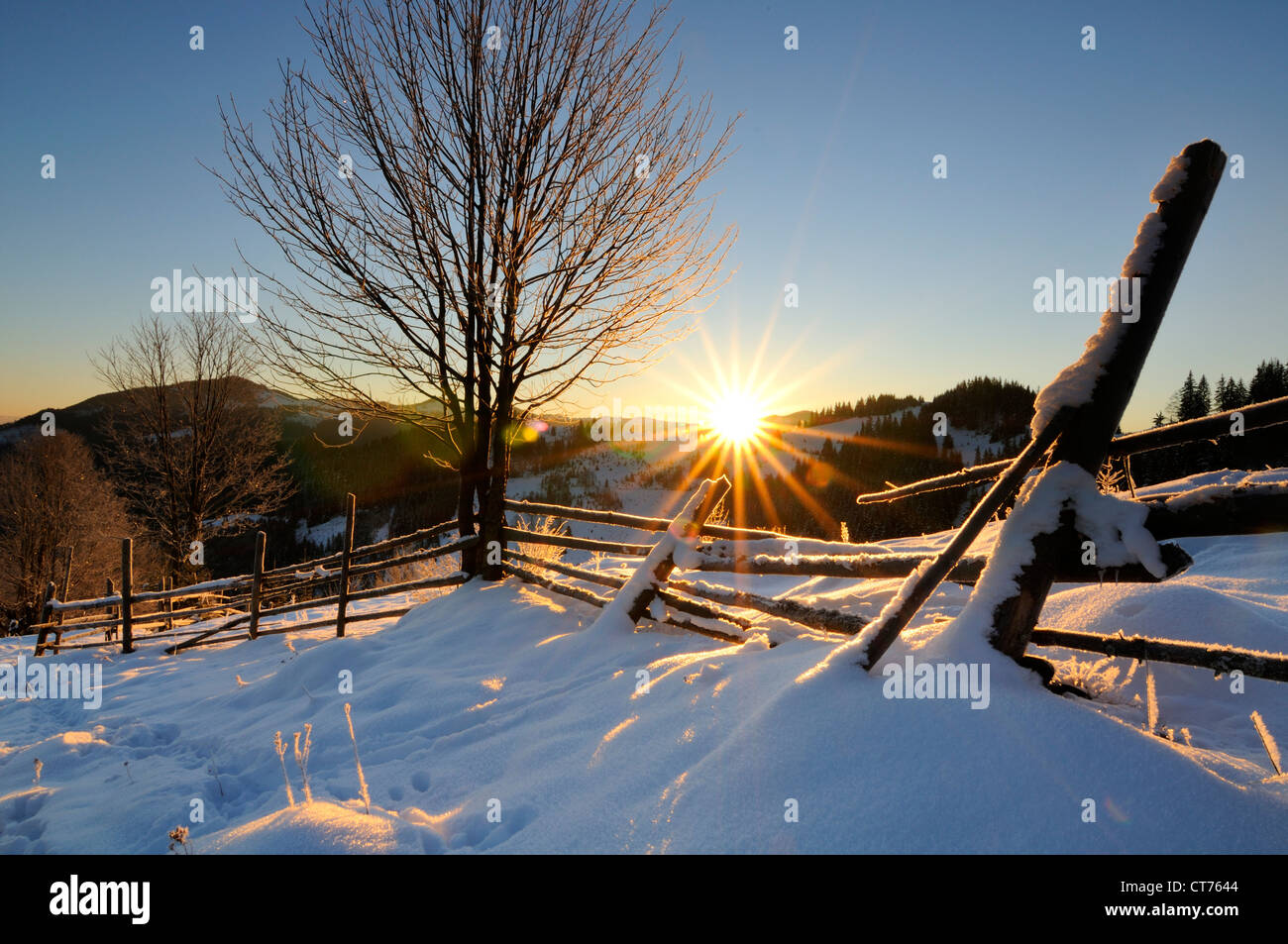 Il sorgere del sole su Dzembronya paesaggio in Ucraina Carpazi Foto Stock