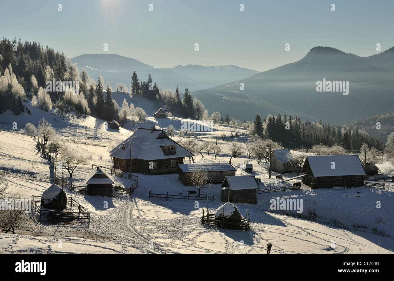 Fattoria nel paesaggio Dzembronya in Ucraina Carpazi Foto Stock