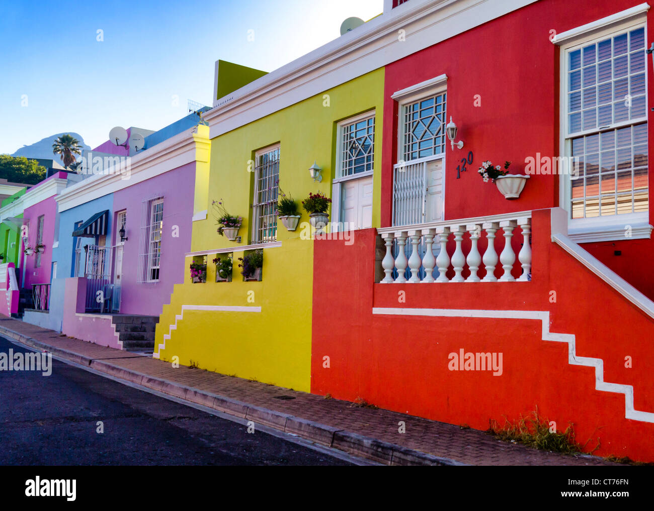 Bo-kaap case a schiera. Pittoresche case dai colori vivaci alla base di Signal Hill, Città del Capo, Provincia Occidentale, Sud Africa. Ex quartiere Malese Foto Stock